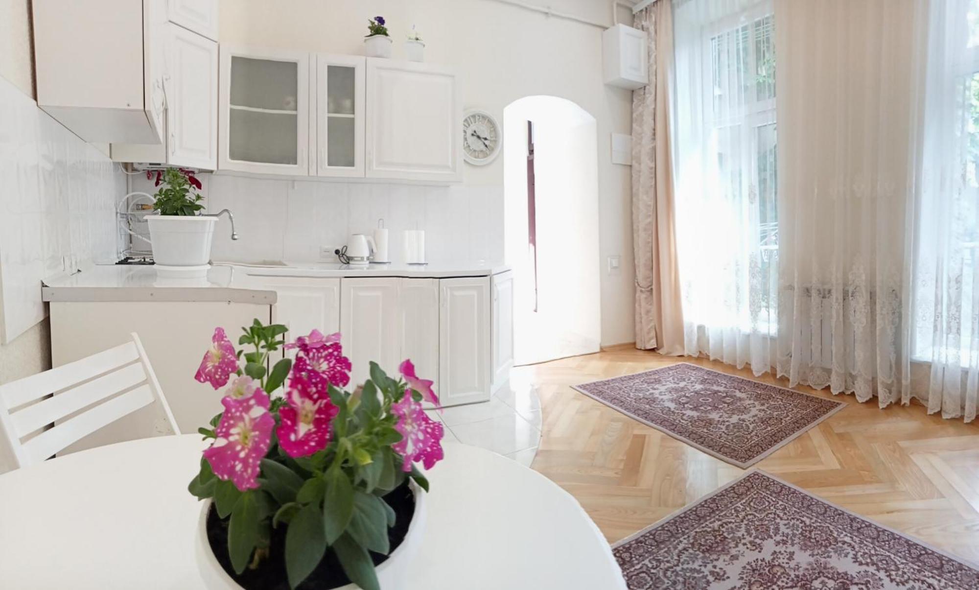 Svitla Zatyszna: Cozy Central Apartment with Balcony Near Opera Lviv Exterior photo